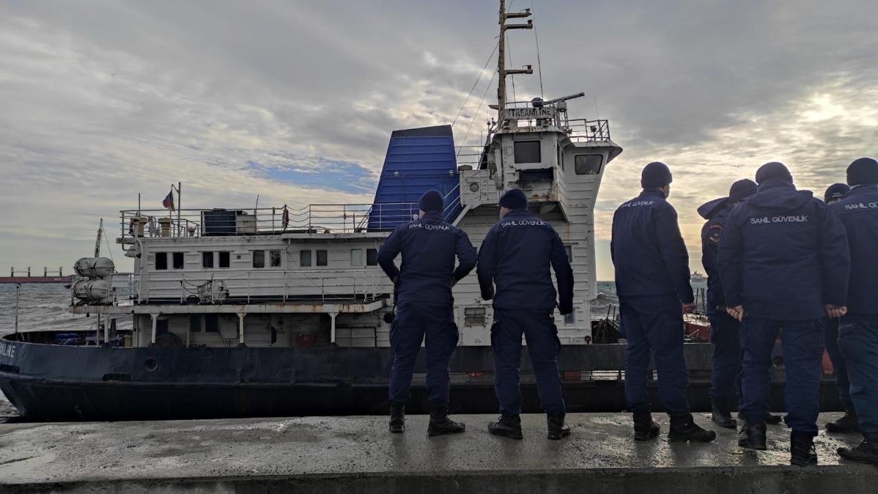 Bölgeye, Kıyı Emniyeti Genel Müdürlüğü ekipleri yönlendirildi. 