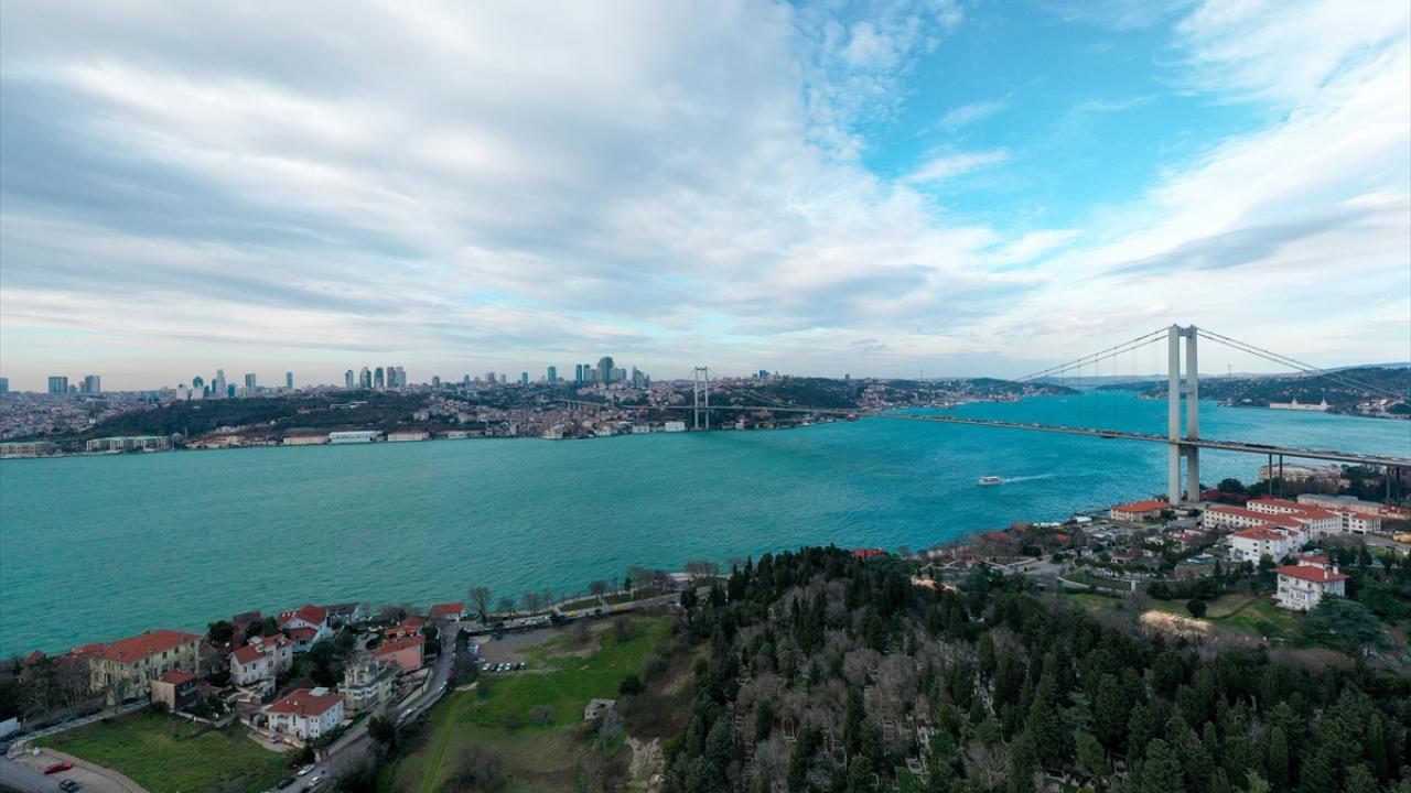 Turkuaz rengiyle muhteşem bir görsel oluşturan İstanbul Boğaz`ı havadan görüntülendi.