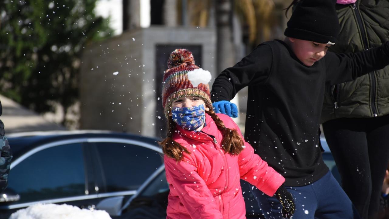 Çocuklar ve aileleri burada kar topu oynayarak keyifli zaman geçirdi. 