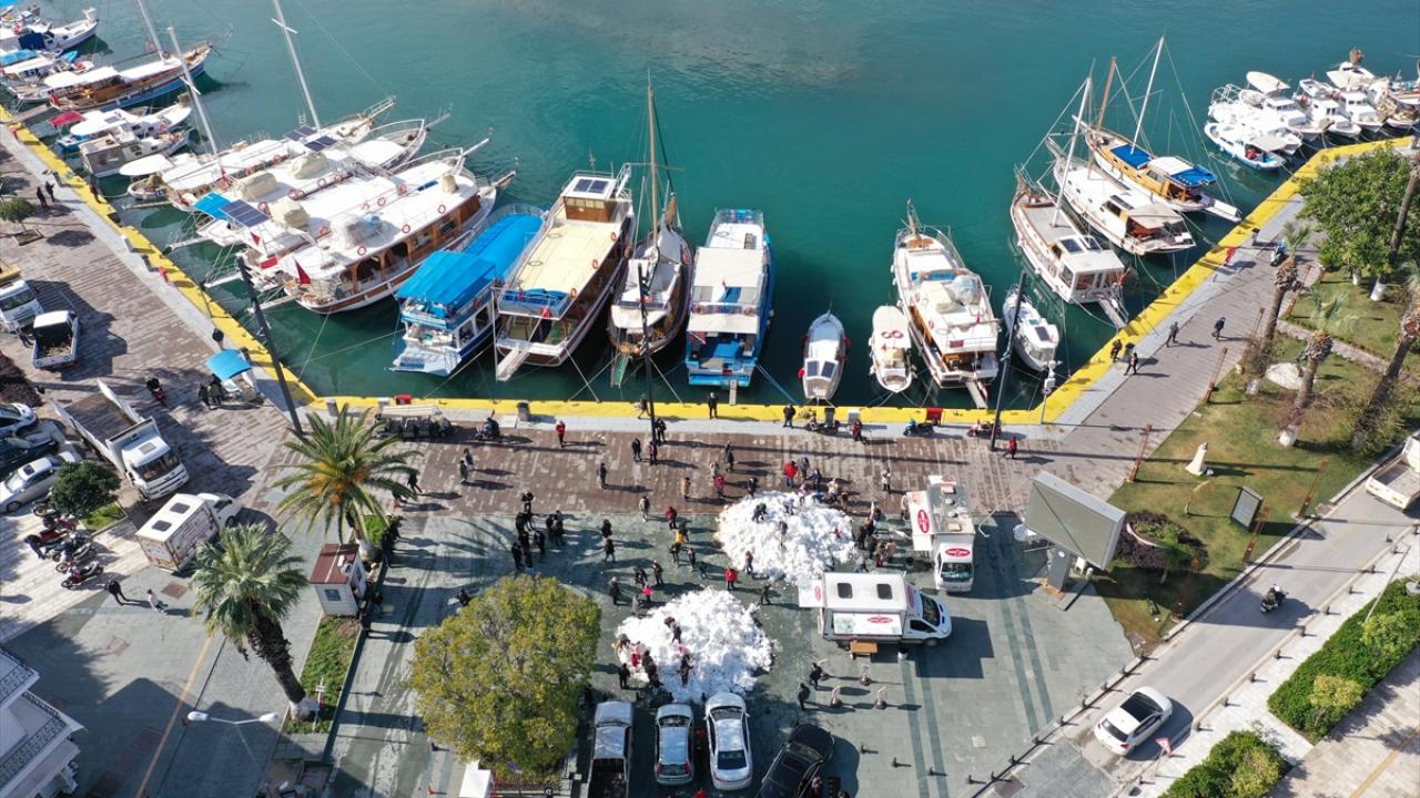 İki kamyondan oluşan yaklaşık 30 tonluk kar, Bodrum Belediye Meydanı`na döküldü.