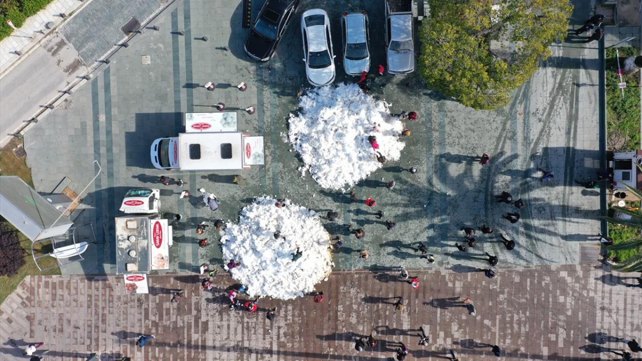 AK Parti Bodrum İlçe Başkanlığınca organize edilen etkinlikte, Kavaklıdere ve Yatağan Belediyelerinin destekleriyle ilçeye kamyonlarla kar getirildi.