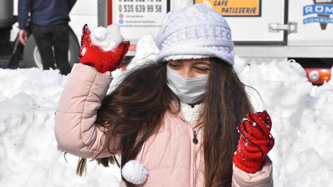 AK Parti Bodrum ilçe Başkanı Osman Gökmen, gazetecilere yaptığı açıklamada, Bodrum`da doğup büyüdüğünü ve küçüklüğünde hiç karla oynayamadığını söyledi.
