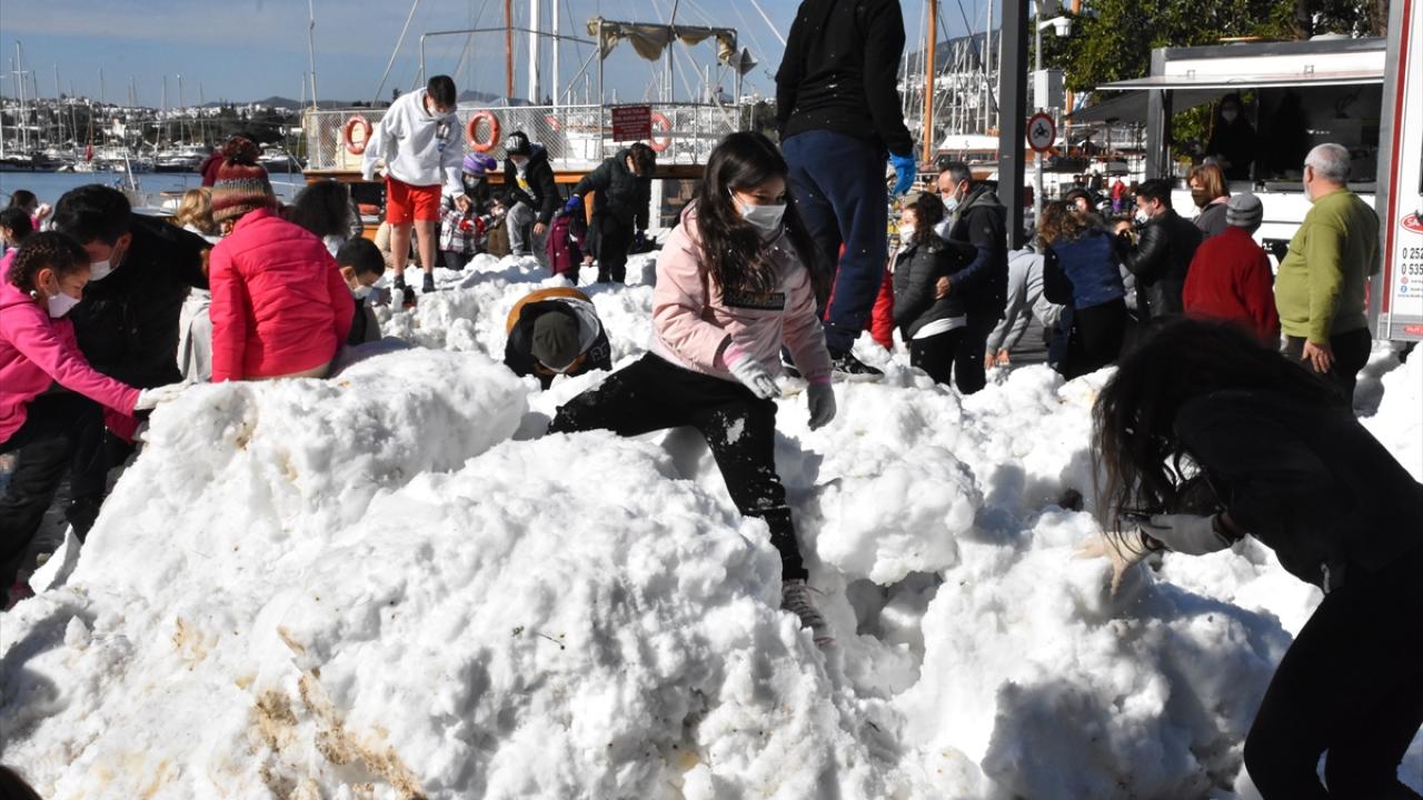 Karla oynayan Ada Yanoğlu da bugüne kadar hiç karla oynamadığını belirterek, çok mutlu olduğunu söyledi.