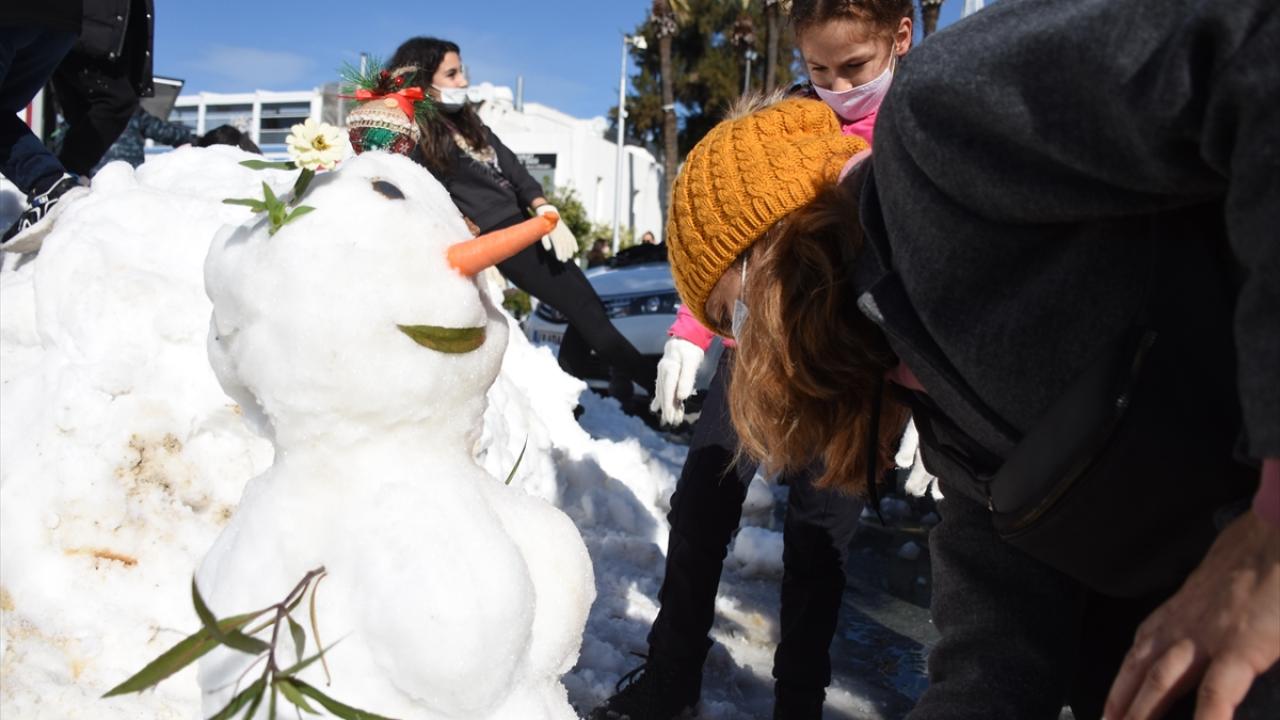 Hiç kar görmeyen çocuklardan bazıları da kardan adam yaptı. 