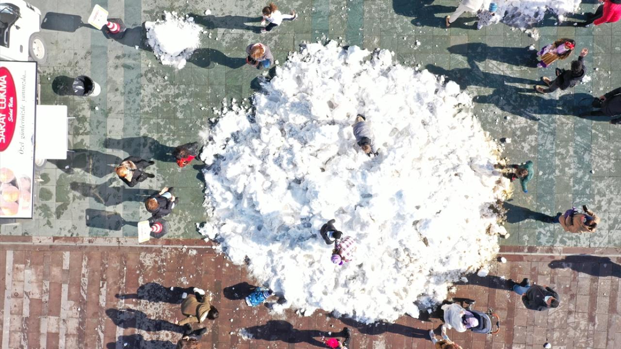 Alana iki çocuğuyla geldiğini aktaran Tekbir Çelik ise çocuklarının çok mutlu olduğunu ifade etti.