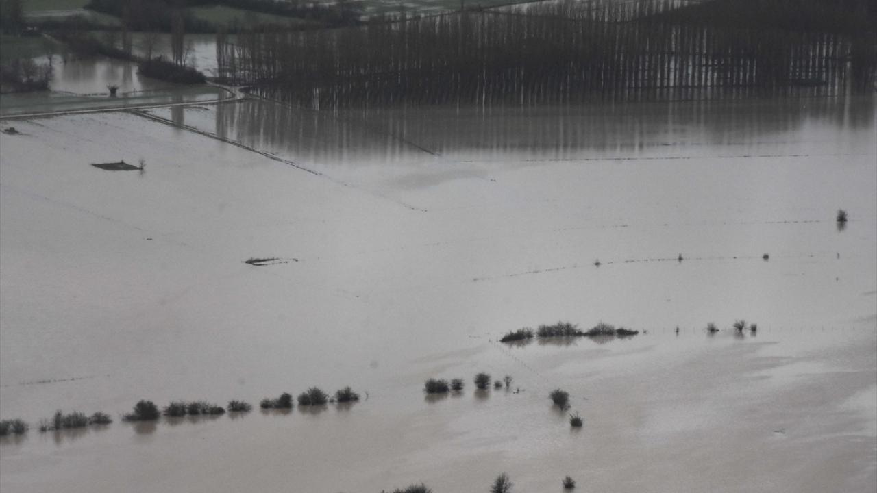 İl genelinde yağışlar aralıklarla sürüyor.
