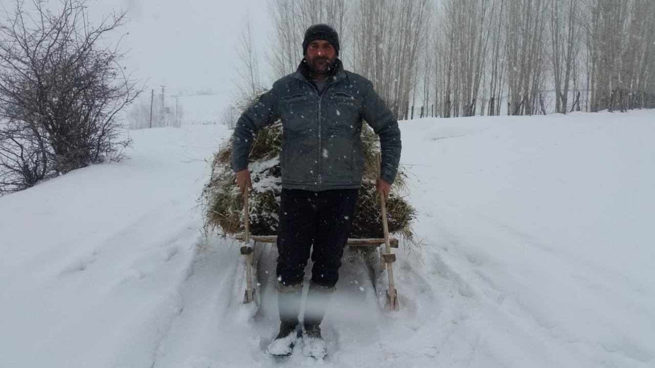 Bingöl’ün yüksek rakımlı ilçesi Karlıova’da kar yağışı etkisini sürdürmeye devam ediyor.