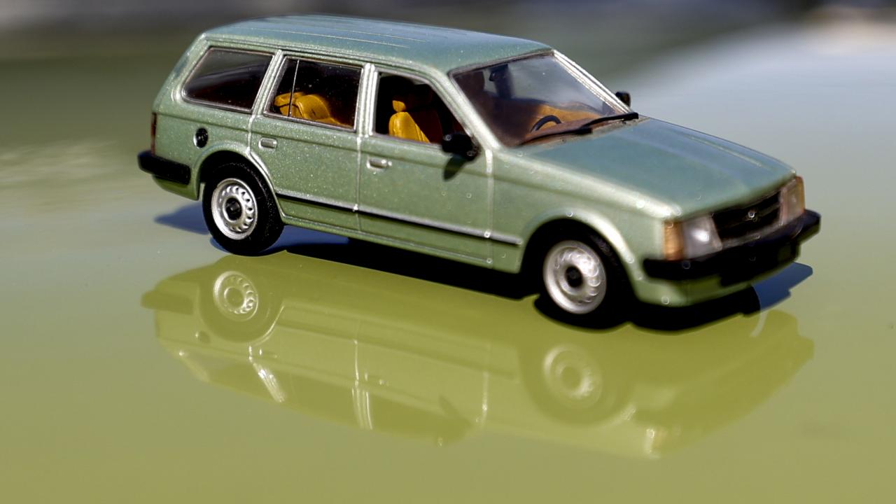 Parçalar arasında kendi aldıklarının yanı sıra hediye edilenlerin de bulunduğunu anlatan Dere,