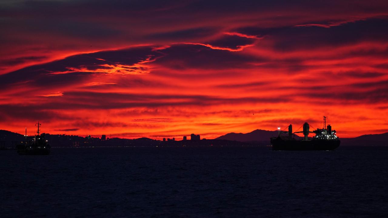 Bakırköy sahilinde güneşin yüzünü gösterdiği anda ortaya çıkan kızıllıkla gün doğumu kartpostallık görüntüler oluşturdu.