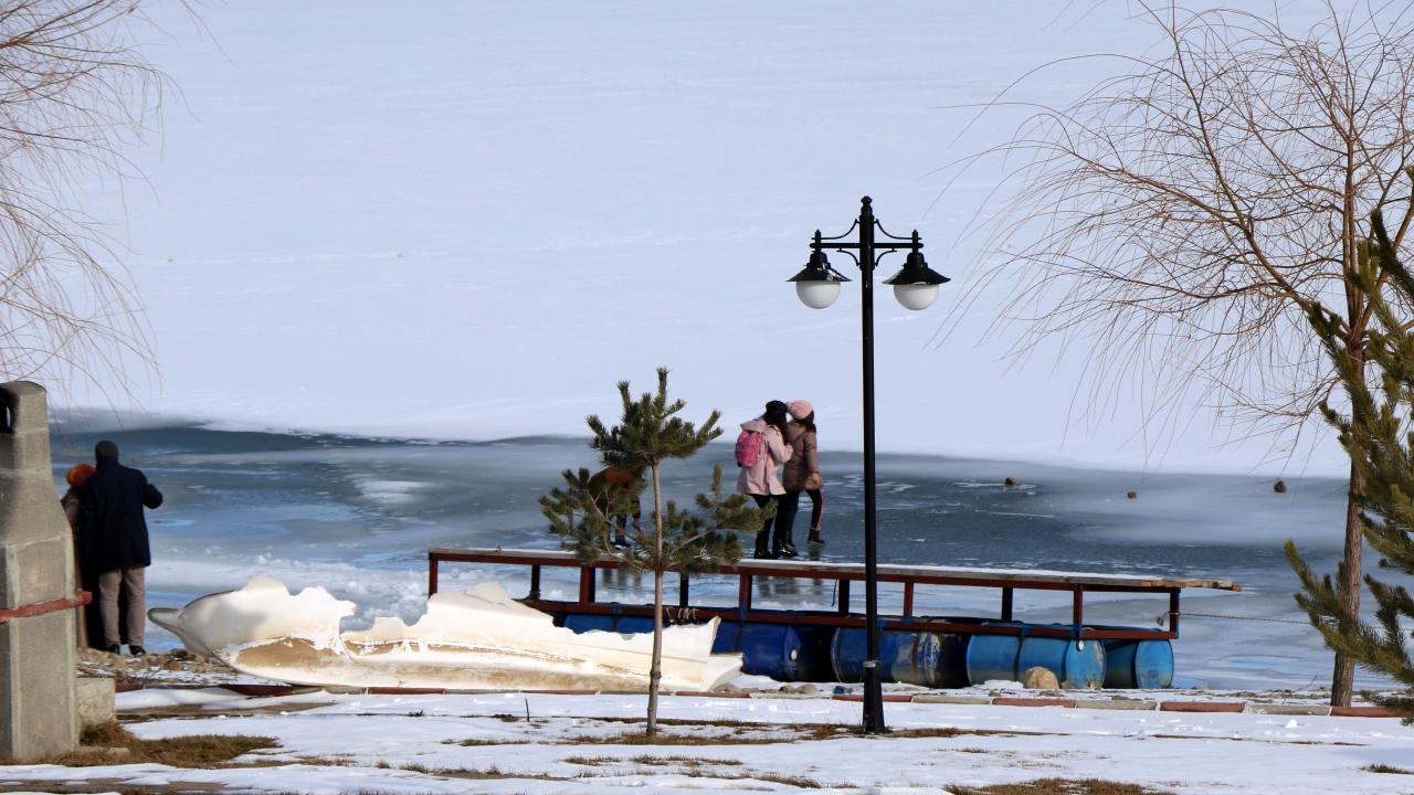 Bayburt`ta geceleri eksi 20 dereceye kadar düşen hava sıcaklığı nedeniyle Demirözü Barajı buz tuttu.