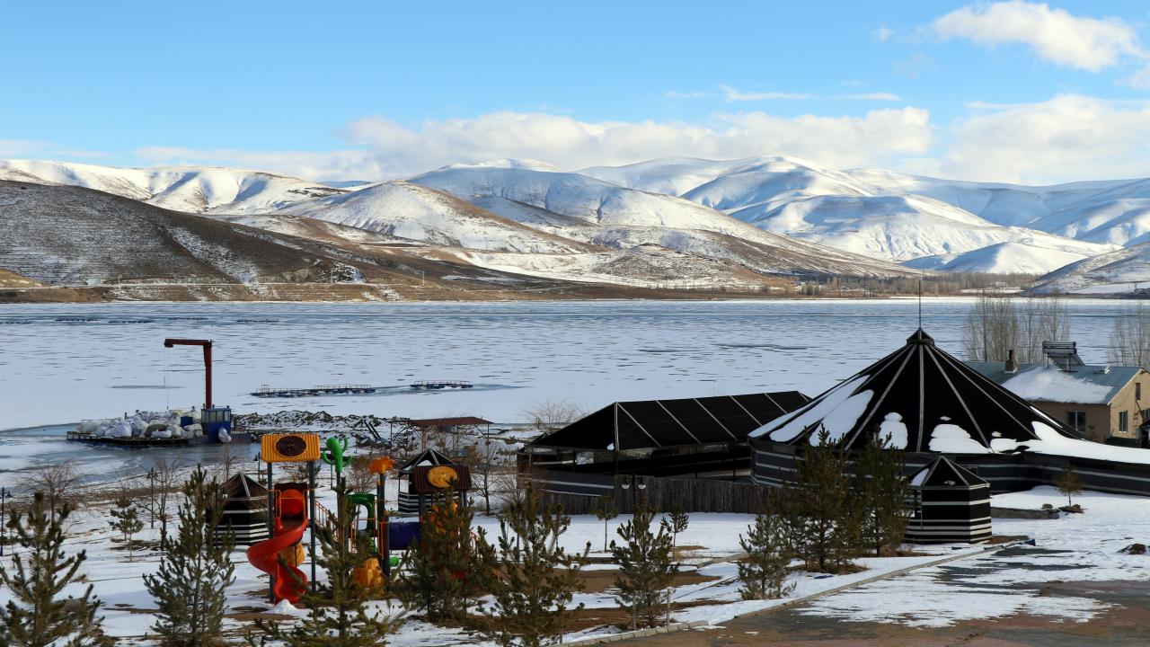 Demirözü ilçesinde tarım arazilerinin sulanması için yapılan Demirözü Barajı turizme büyük katkı sağlıyor. 