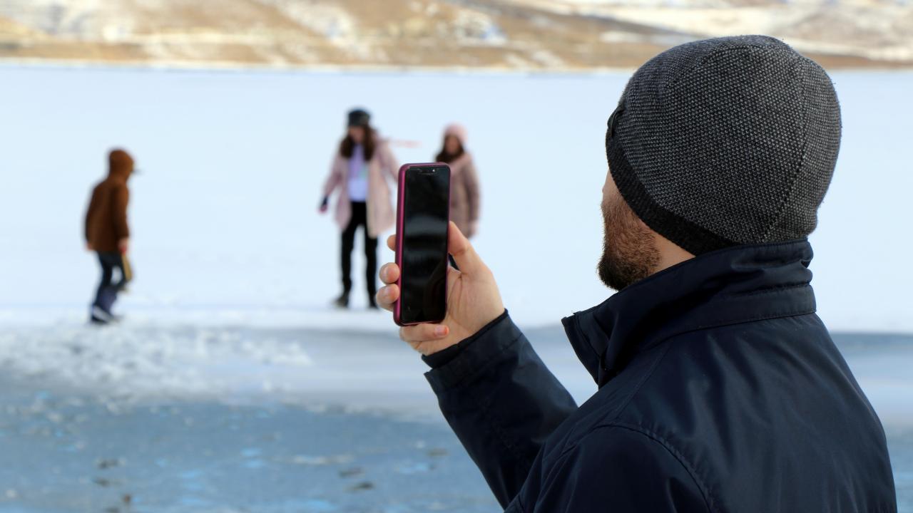 Baraj gölüne gelen ziyaretçiler, buzla birlikte oluşan muhteşem manzarayı cep telefonlarıyla görüntülü bağlantı yaparak başka şehirlerde yaşayan Bayburtlu akrabalarına izlettirmeyi ihmal etmediler.