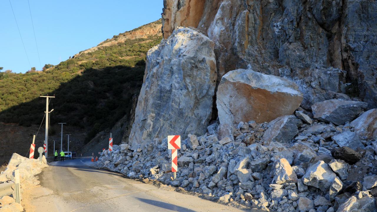 Yol tek yönlü kontrollü şekilde trafiğe açıldı. 