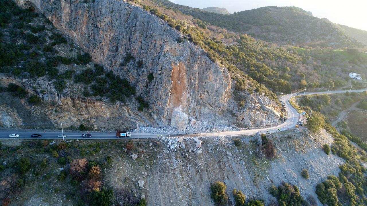 Karayolları 13`üncü Bölge Müdürlüğü ekiplerinin heyelan bölgesine gelerek müdahale ettiği kayanın bir kısmı, 15 saatlik çalışmanın ardından kırıldı. 