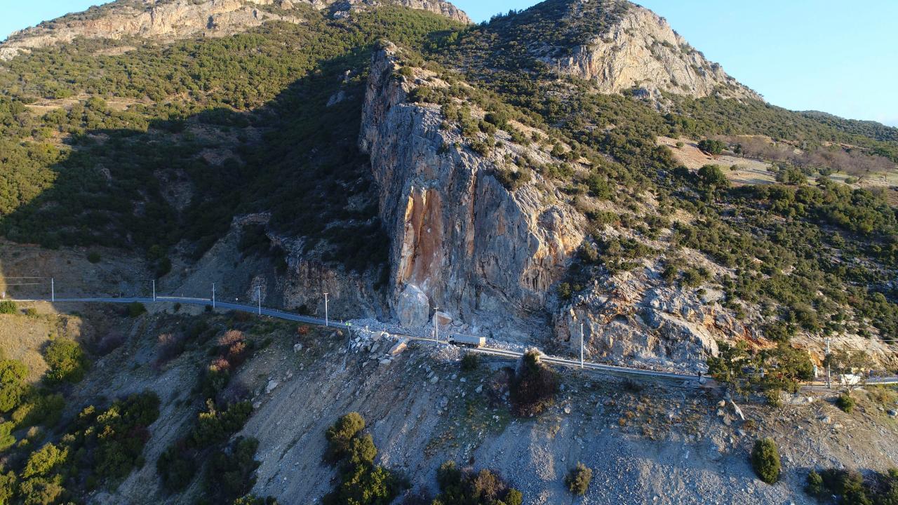 Antalya`dan Mersin`e özellikle nakliye işi yapan kamyon şoförleri, heyelan nedeniyle zor anlar yaşadı.