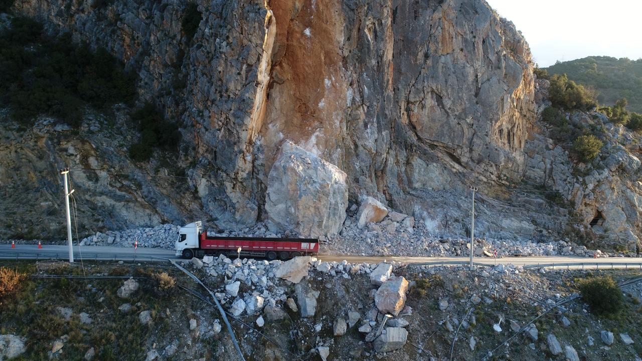 Yolu kapatan kısmı kaldırılan kayanın büyük kısmına müdahale edilemedi. 
