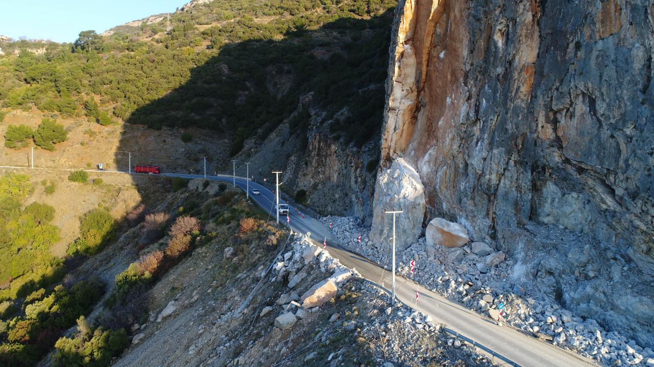 Kamyon şoförü Ayhan Karateke, “Aksaklıklar yaşadık, dün akşamdan beri bekliyoruz. 8 saattir yoldayız ve 6 saattir yol kapalı olduğu için bekledik" dedi.