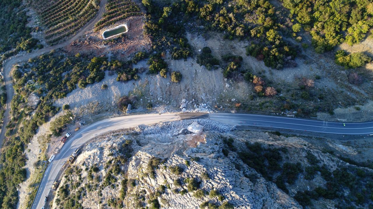 Trafik polislerinin yönlendirmesiyle işleyen trafikte zaman zaman kısa süreli aksamalar oldu.