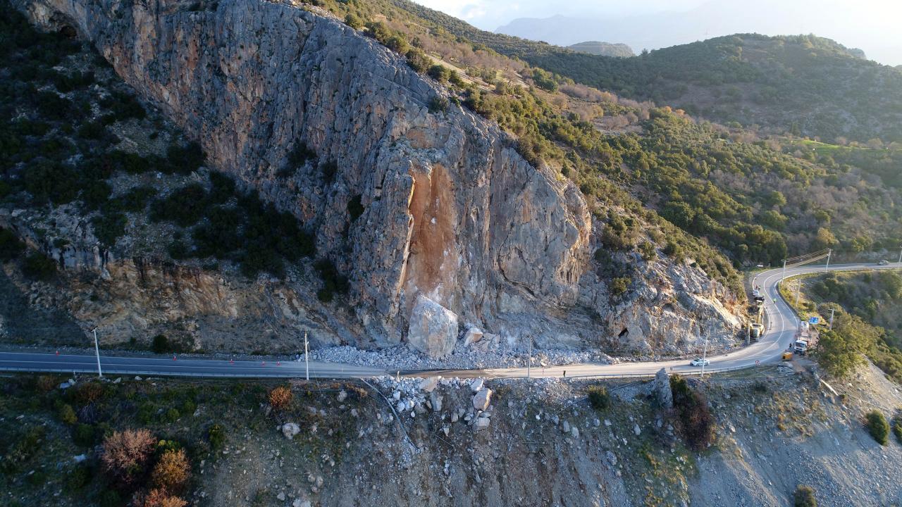 Yol yeniden trafiğe kapatılabilir