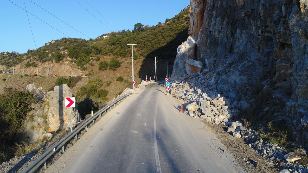 Bazı sürücüler heyelan bölgesine gelmeden yol kenarlarındaki bekleme noktalarında zorunlu mola verdi. 