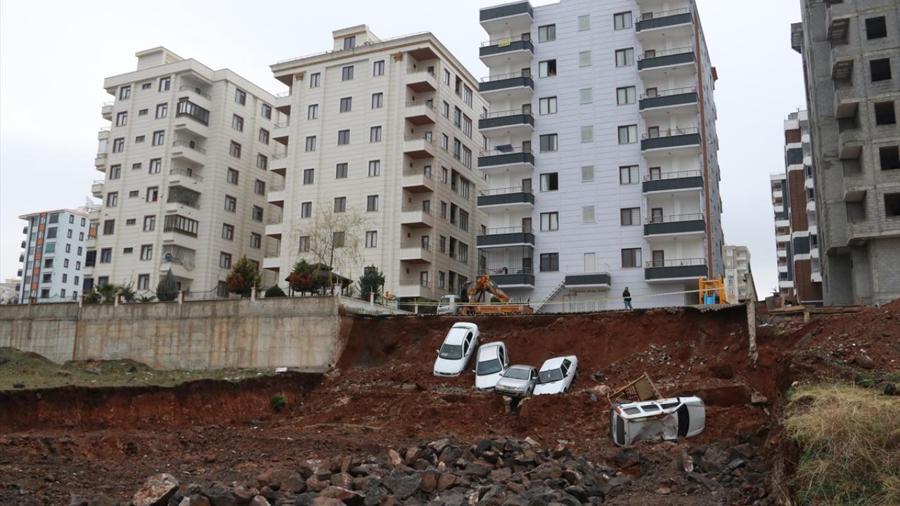 Merkez Karaköprü ilçesinin Doğukent Mahallesi`nde bir binanın istinat duvarı, aşırı yağmurun da etkisiyle çöktü.