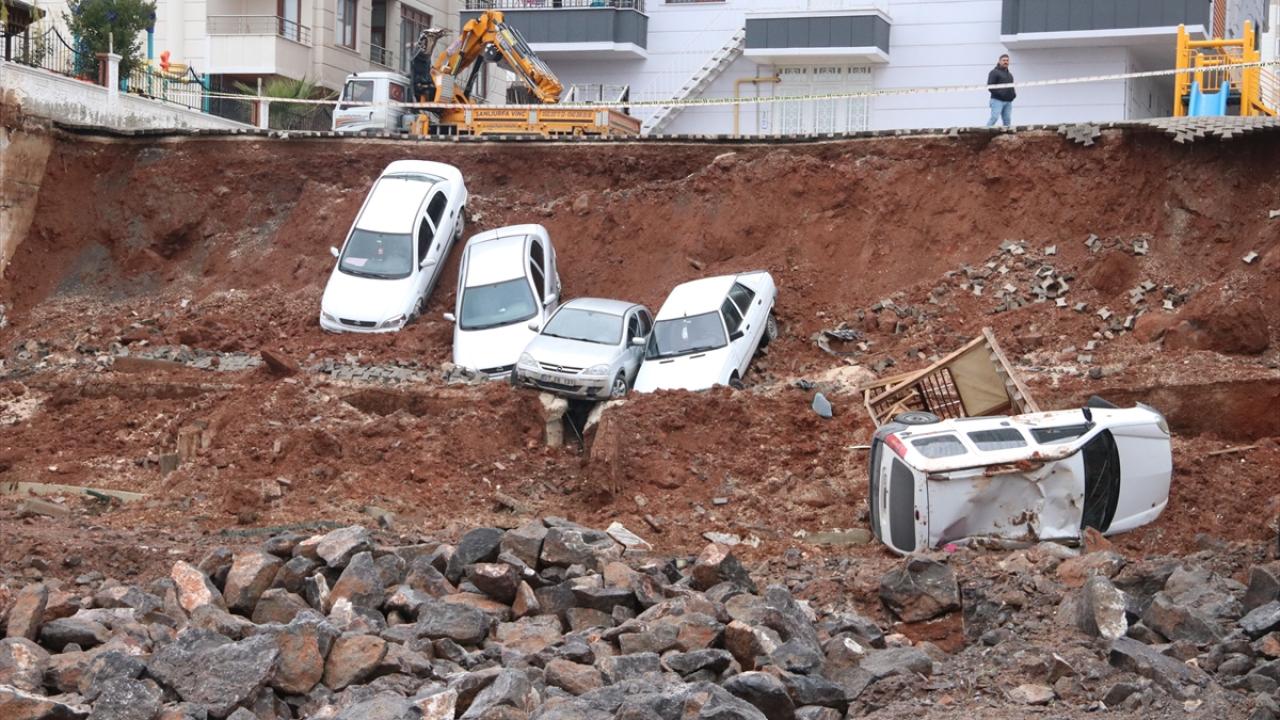 Binanın bahçesinde bulunan 6 araç, yan tarafta bulunan bir inşaatın temeli için kazılan yere düştü.