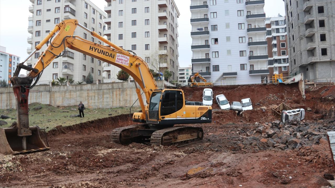 Durumu gören bina sakinleri evlerinden aşağıya inerken, araçlar çukurdan vinç yardımıyla kurtarıldı.