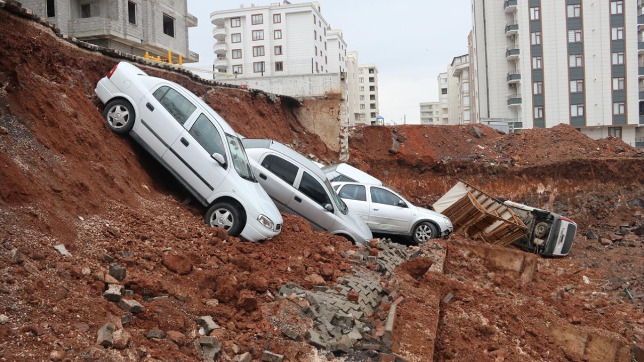 Bina sakinleri, büyük bir gürültü duyduktan sonra istinat duvarının çöktüğünü gördüklerini dile getirdi.