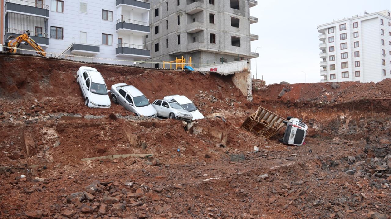 Öte yandan duvarın çökme anı, binanın güvenlik kameralarınca kaydedildi.