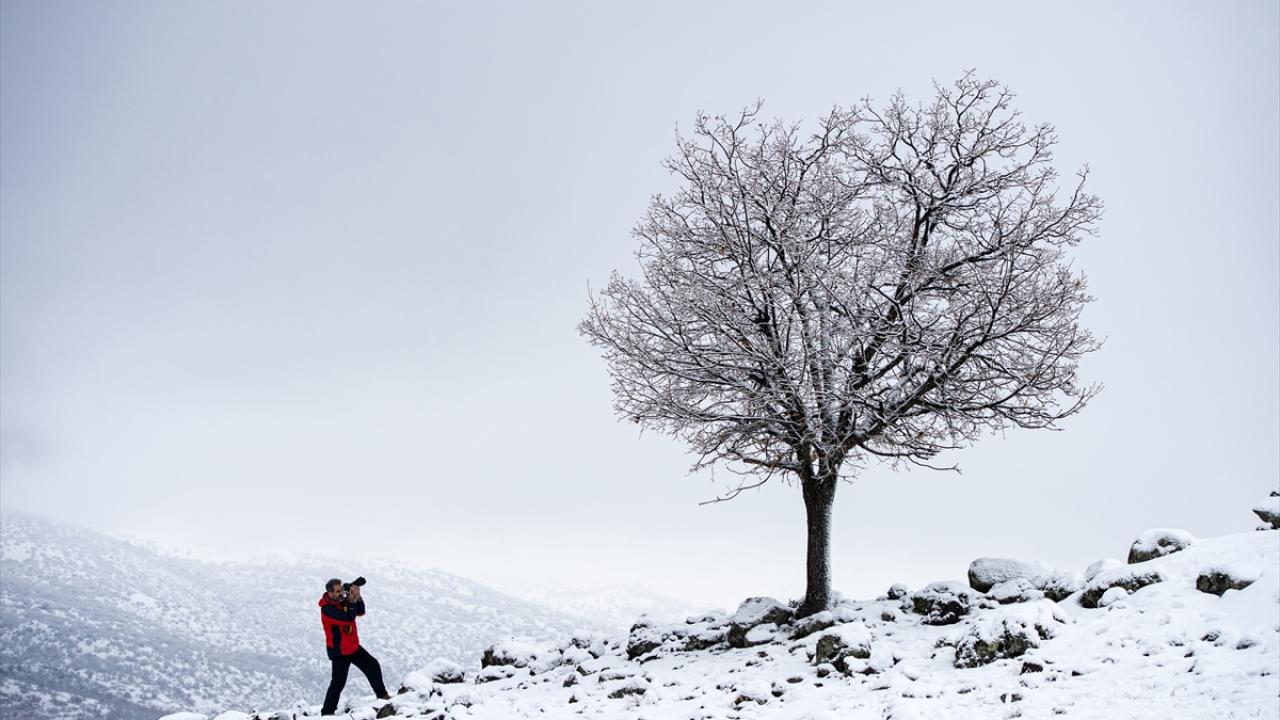 Kar kalınlığının 1 metreyi aştığı ilçede, meşe ağaçları, vadiler, dağlık alanlar ve yöresel mimariyle inşa edilmiş köy evleri beyaz örtüyle kaplandı.