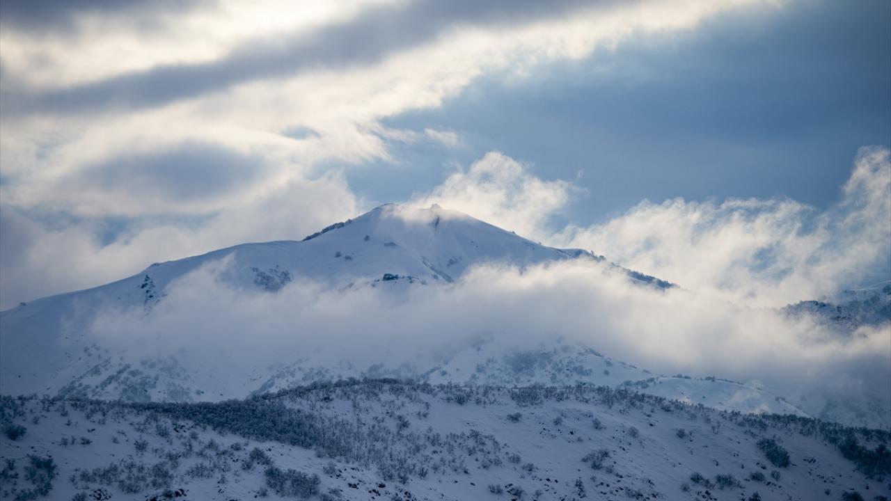 Tek katlı evlerin büyük oranda kara gömüldüğü ilçede, fotoğraf sanatçıları da doyasıya kar manzaraları çekimi yaptı.