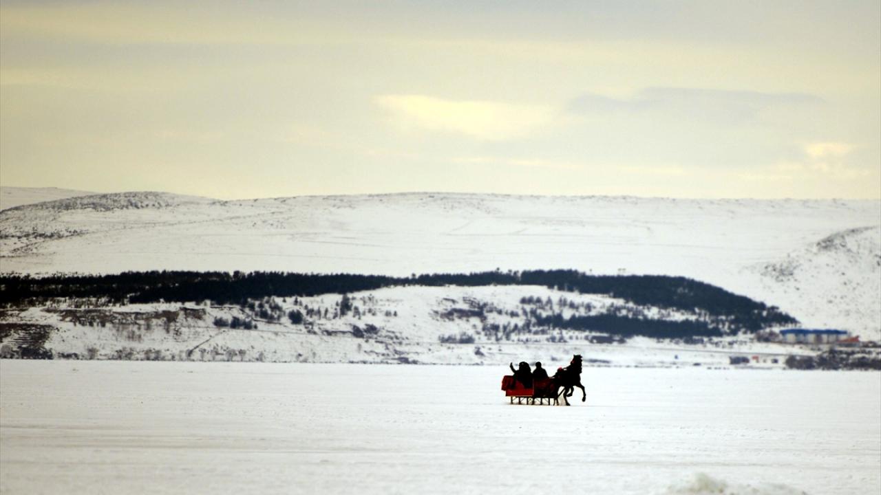 Bazı ziyaretçiler göl üzerinde atlı kızaklarla gezinti yaparken bazıları da araçlarıyla buzun üstüne çıkıp drift yaptı.
