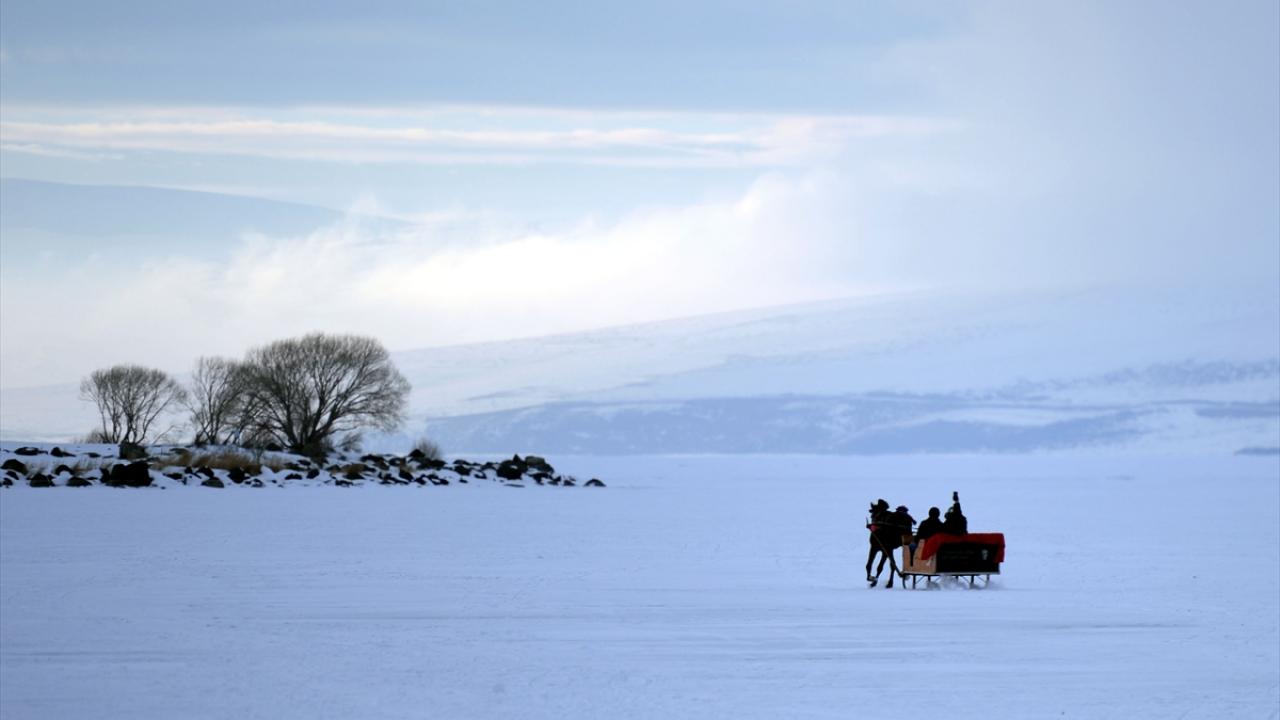 Gölde atlı kızakla gezinti yapan Türkiye Kent Konseyleri Birliği Yönetim Kurulu Üyesi ve Ardahan Kent Konseyi Başkanı Burak  Taştan, gazetecilere, Çıldır Gölü`nün Ardahan ve bölge için çok farklı bir yeri olduğunu belirtti.