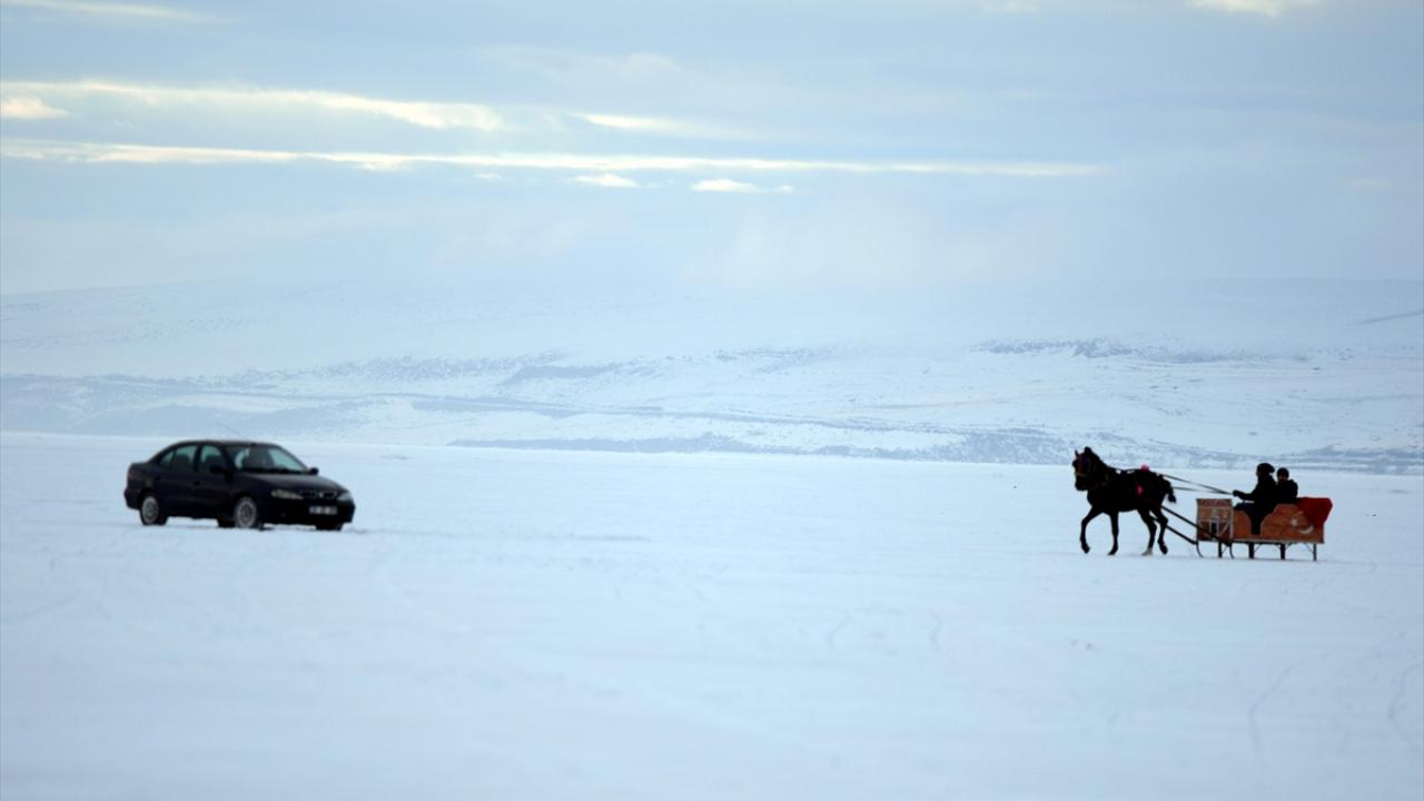 Doğu Anadolu Bölgesi`nin Van Gölü`nden sonra ikinci büyük gölü olan Ardahan-Kars sınırları içindeki Çıldır Gölü`nün yüzeyi soğuk hava nedeniyle dondu.