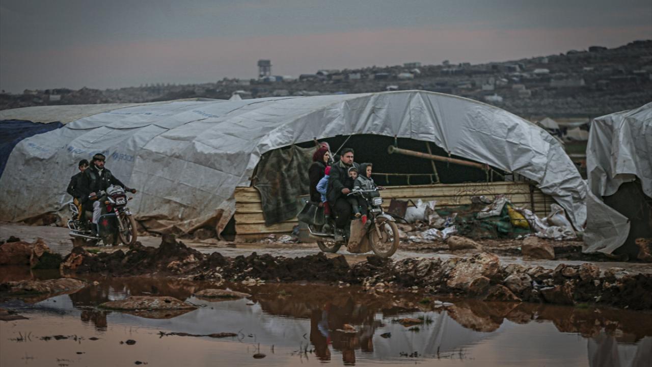 İdlib’in kuzeyindeki Kefer Lusin bölgesindeki çadırlarda yaşayan sivillerin hayatı, son günlerde artan soğuk hava ve yağışlarla birlikte daha da zorlaştı.