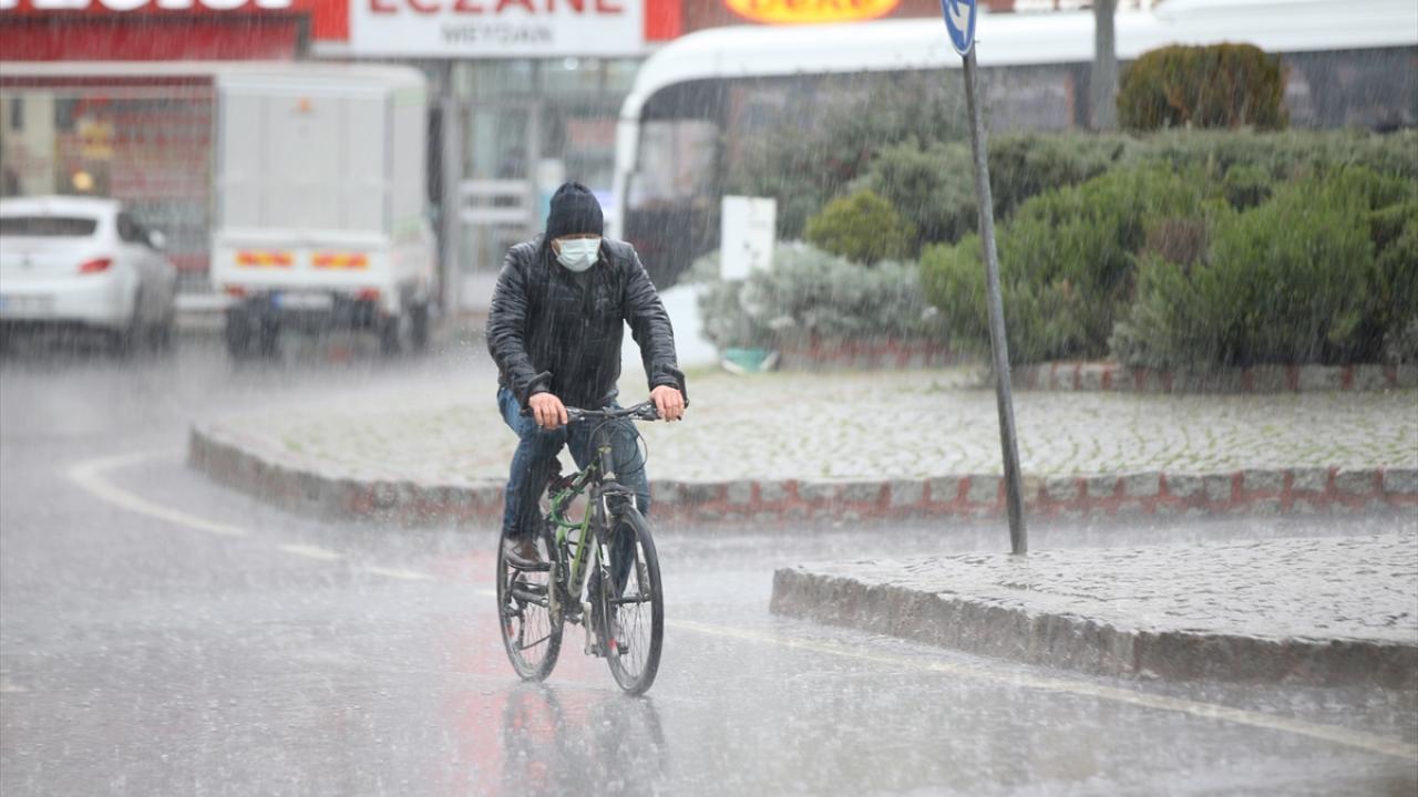 Bazı kent sakinleri de şemsiye, karton kutu ve poşetlerle yağmurdan korunmaya çalıştı.