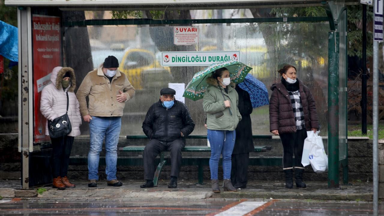 Yağışa hazırlıksız yakalanan bazı vatandaşlar, iş yerlerinin tenteleri ile otobüs duraklarında yağmurun dinmesini bekledi. 