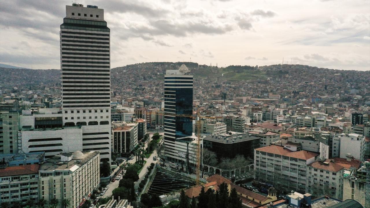 Afet ve Acil Durum Yönetimi Başkanlığı`nın (AFAD) internet sitesinden alınan bilgiye göre  08.03`te 4,1, 08.20`de 2,9, 08.46`da 5,1, 08.47`de 4,8, 09.00`da 4,7 ve 09.34`te 4,2 büyüklüğünde depremler kaydedildi. 