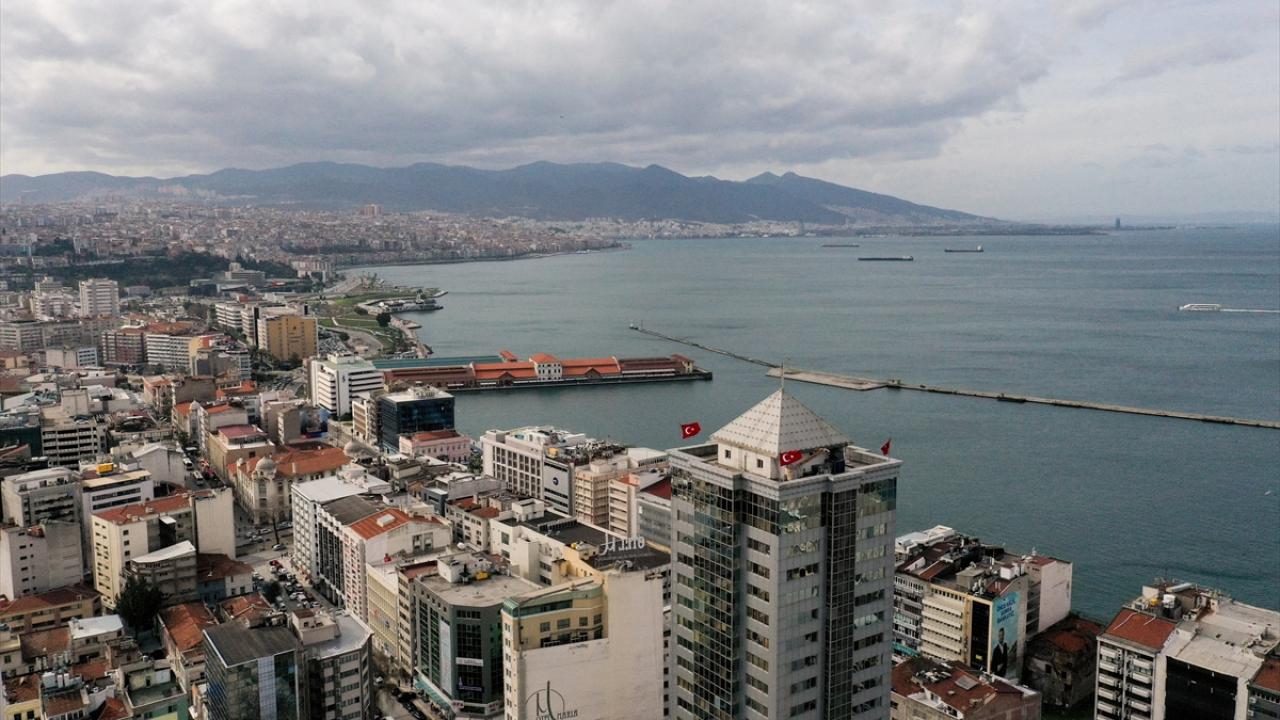 18 kilometre derinlikteki deprem kentte şiddetli hissedildi. 