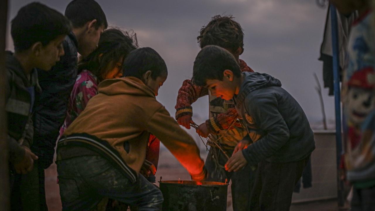 Dışarda oynayan çocuklar, ateş yakarak ısınmaya çalıştı.