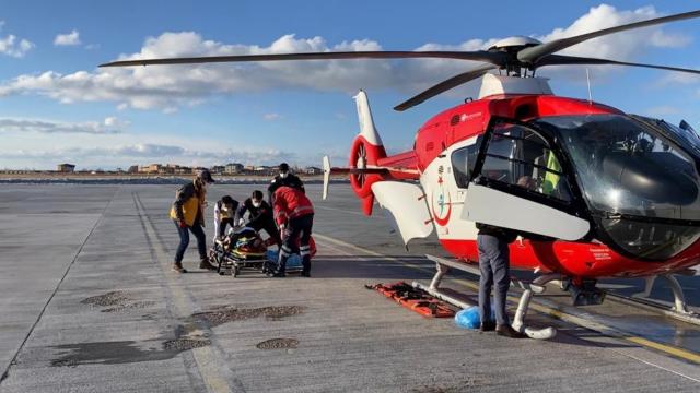 Kardan yolu kapalı mezradaki hastaya ambulans helikopterle ulaşıldı