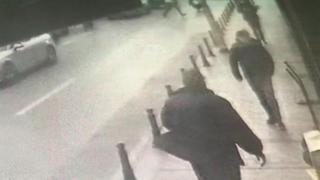 Koşarak yolun karşısına geçmeye çalışan kişi motosikletle çarpıştı