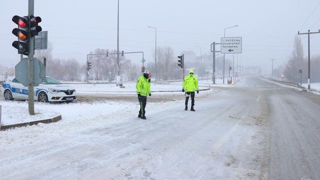 Burdur-Antalya kara yolu ulaşıma kapandı