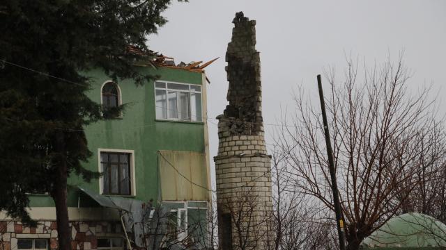 Yıldırım düşen caminin minaresi yıkıldı