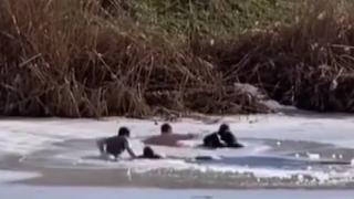 Buz tutan göle düşen çocukları kurtarırken kendileri de düştü