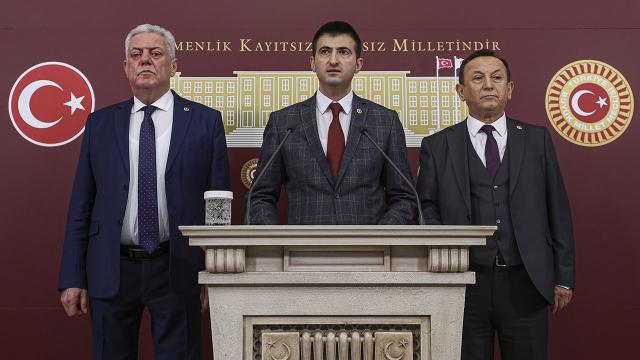 CHPde mektup krizi 3 istifa getirdi
