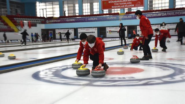 Kars Çayında curling oynayan çocukların hayalleri gerçek oldu