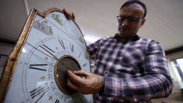Belçika yapımı asırlık duvar saatini Türk usta restore edecek