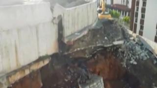 İş makinesi çöken duvarın altında kalmaktan son anda kurtuldu