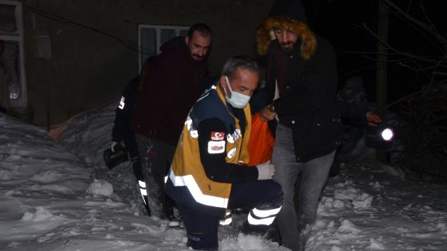 Yolu karla kaplı köydeki hastanın yardımına ekipler yetişti